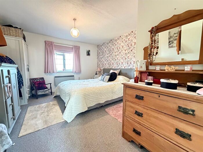 2 Bedroom Flat To Rent In High Street, Templecombe, BA8