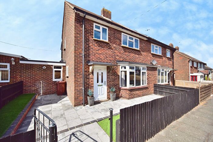 3 Bedroom Semi Detached House For Sale In Wayfield Road, Chatham, ME5