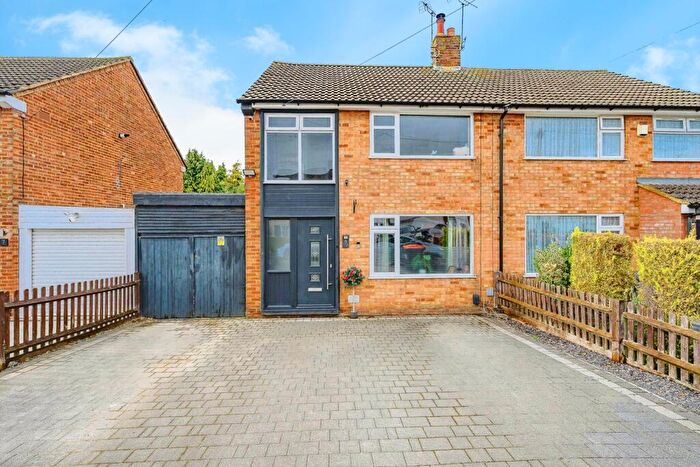 3 Bedroom Semi Detached House For Sale In Walgrave Road, Dunstable, Bedfordshire, LU5