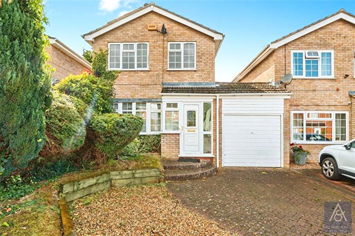 3 Bedroom Link Detached House For Sale In Hare Close, Buckingham, Buckinghamshire, MK18