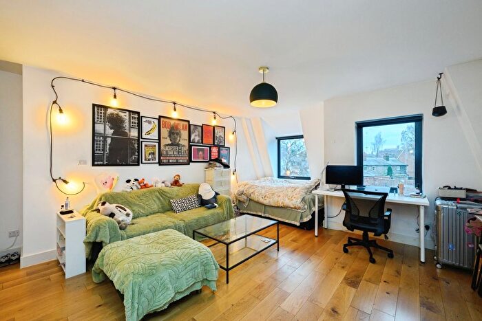 1 Bedroom Flat For Sale In North Street, Leatherhead, Surrey, KT22