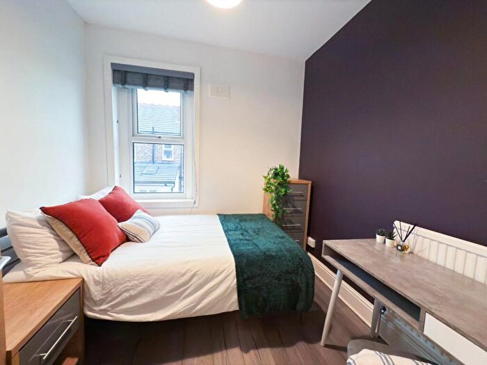 6 Bedroom House To Rent In Headingley Road, Manchester, M14