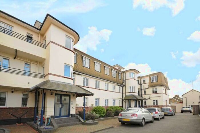 2 Bedroom Flat To Rent In Park Close, Kingston Upon Thames, KT2