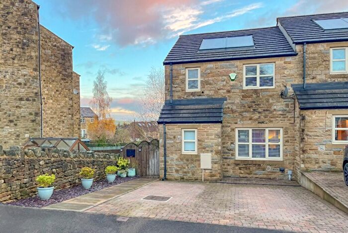 3 Bedroom Town House For Sale In Carr Meadows, Cowling, BD22