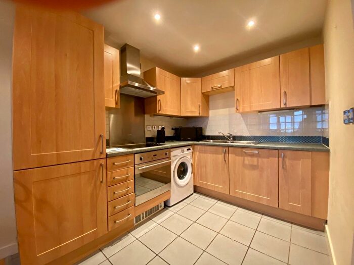 2 Bedroom Flat To Rent In Queens Court, Queens Gardens, Hull, East Yorkshire, HU1