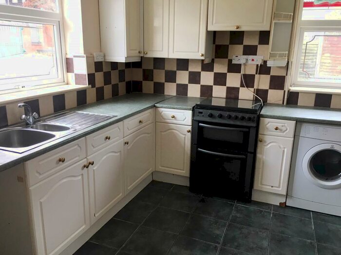 3 Bedroom Semi-Detached House To Rent In Coppice Avenue, Stourbridge, DY9