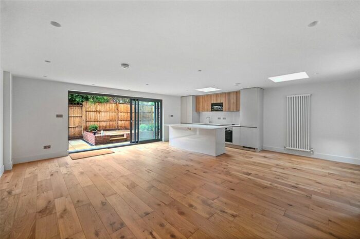 2 Bedroom Flat To Rent In Adelaide Grove, London, W12