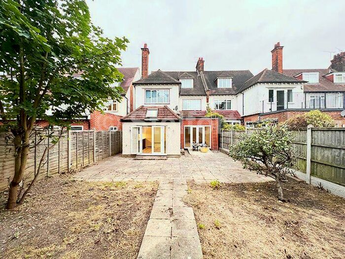 3 Bedroom Apartment To Rent In Templars Avenue, London, NW11