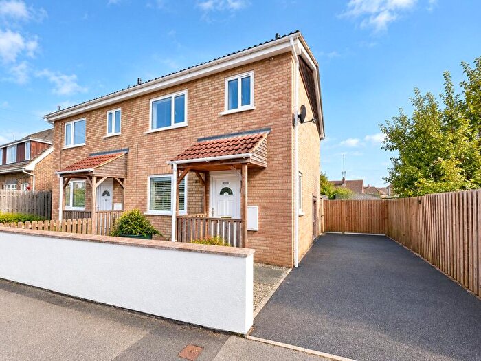 3 Bedroom Semi-Detached House For Sale In White Rose Way, Garforth, LS25