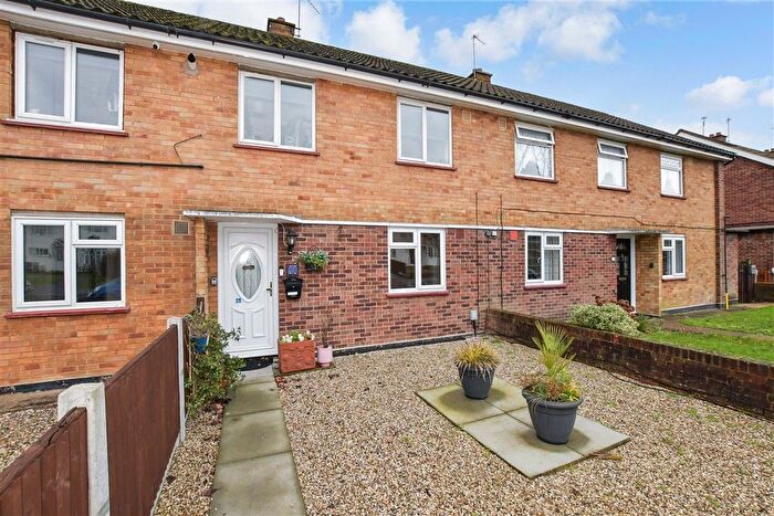 2 Bedroom Maisonette For Sale In Roseberry Gardens, Upminster, Essex, RM14