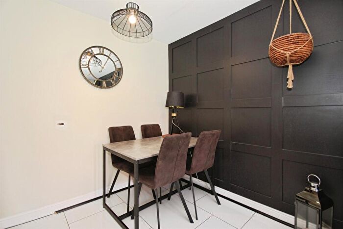 2 Bedroom Semi-Detached House For Sale In Upperfield Road, Warwick, CV34