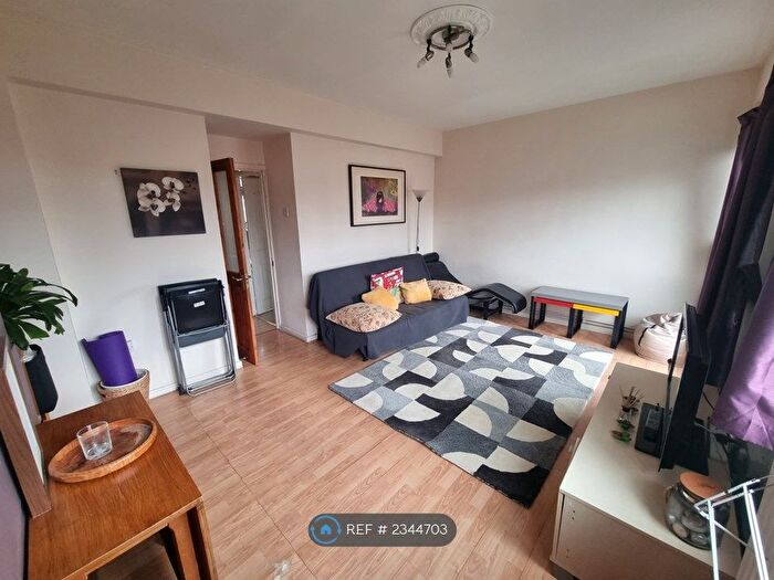 2 Bedroom Flat To Rent In Trafalgar House, London, SE17