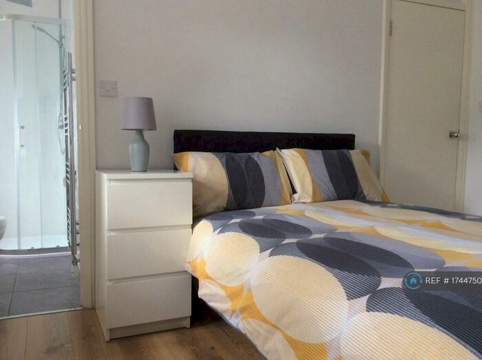 Studio To Rent In Russell Lane, London, N20