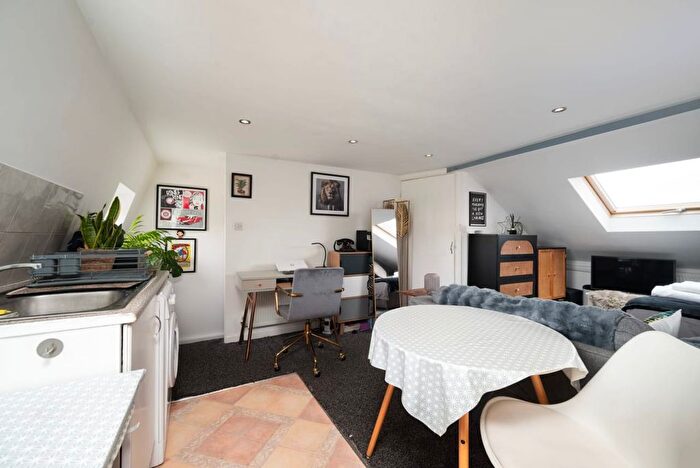 1 Bedroom Flat To Rent In Killyon Terrace, London, SW8