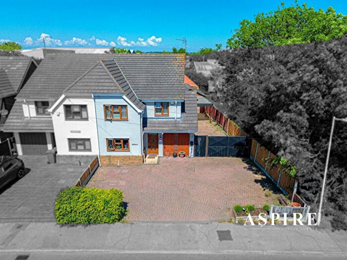 4 Bedroom Semi-Detached House For Sale In Burnt Mills Road, Basildon, SS13