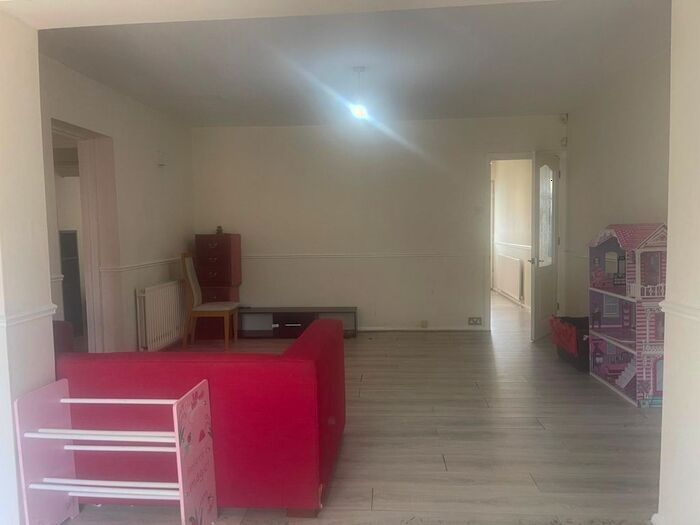 4 Bedroom Bungalow To Rent In Mahlon Avenue, Ruislip, HA4