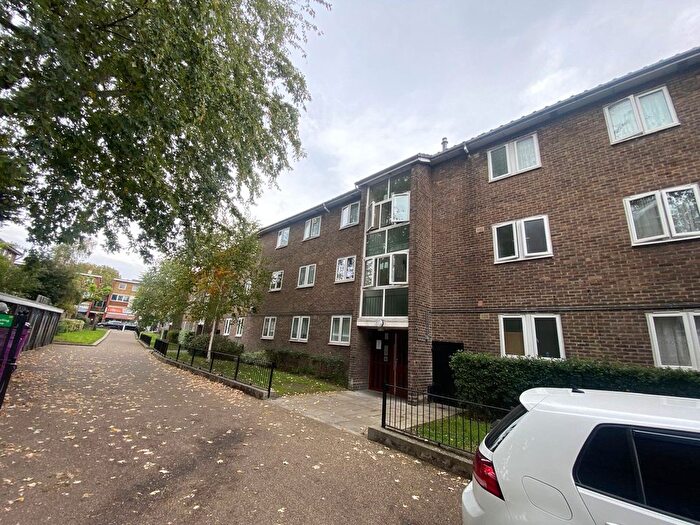 2 Bedroom Flat To Rent In Beaumont Square, London, E1