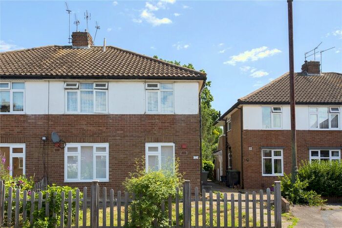 2 Bedroom Flat To Rent In Broomfield Avenue, Loughton, Essex, IG10