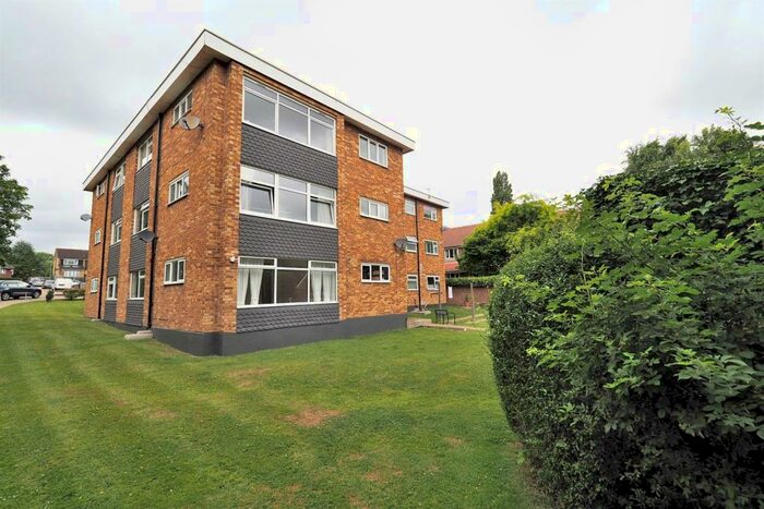 2 Bedroom Apartment To Rent In Cedar Close, Buckhurst Hill, IG9
