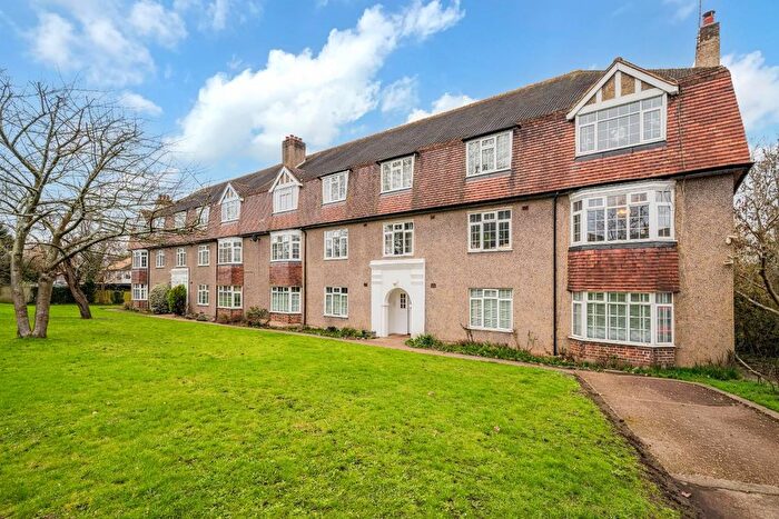 3 Bedroom Flat For Sale In Kingston Road, Ewell, KT17
