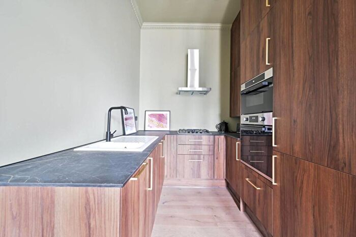 1 Bedroom Flat To Rent In Redcliffe Gardens, Chelsea, London, SW10