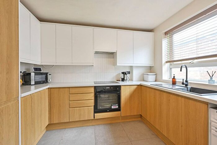2 Bedroom Flat To Rent In South Park Road, Wimbledon, London, SW19