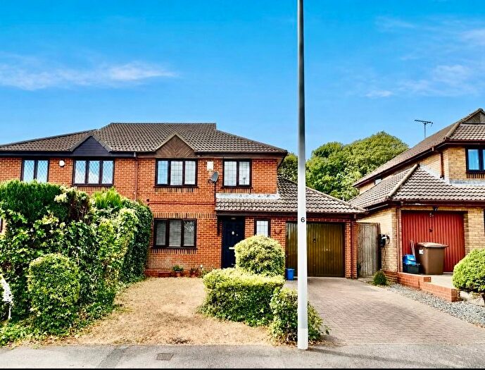 4 Bedroom Semi Detached House For Sale In Charndon Close, Luton, LU3
