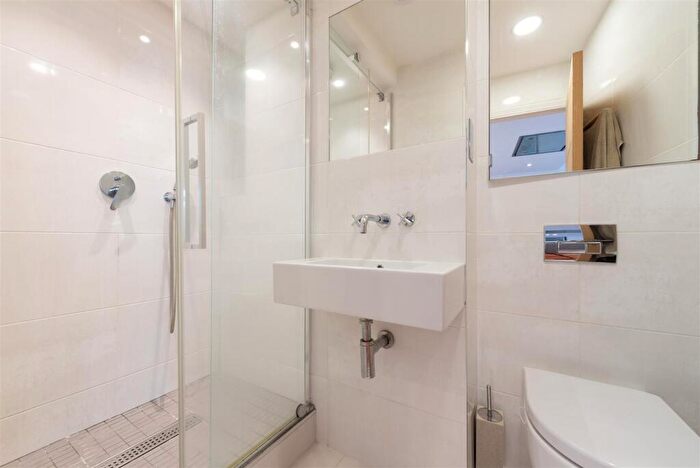 2 Bedroom Flat For Sale In Chase Side, London, N14