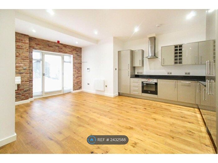 2 Bedroom Flat To Rent In Hounds Gate Court, Nottingham, NG1