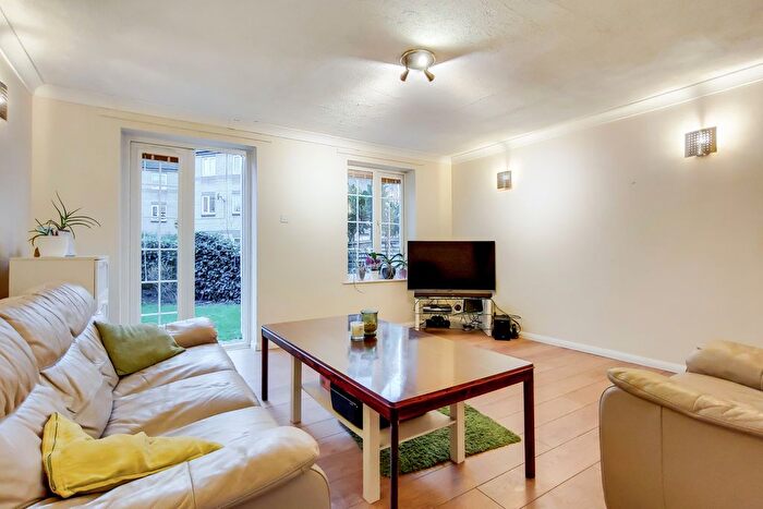 4 Bedroom Semi-Detached House To Rent In Marlow Way, London, SE16