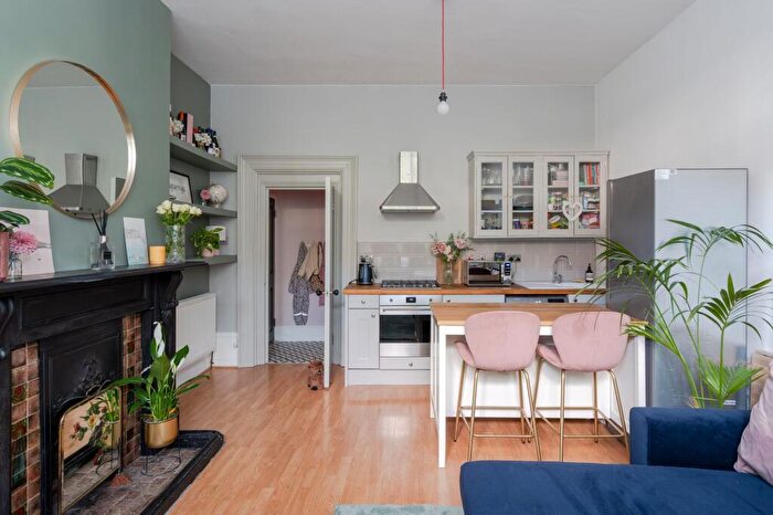 1 Bedroom Flat For Sale In Mornington Road, Bushwood, London, E11