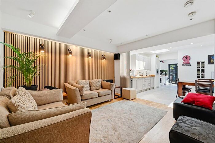 2 Bedroom Flat To Rent In Windermere Avenue, Merton Park, SW19