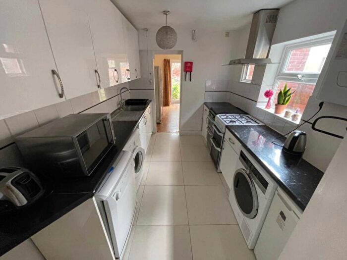 7 Bedroom Semi-Detached House To Rent In Grange Avenue, Reading, RG6