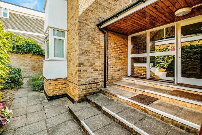 2 Bedroom Flat For Sale In Lower Street, Pulborough, RH20