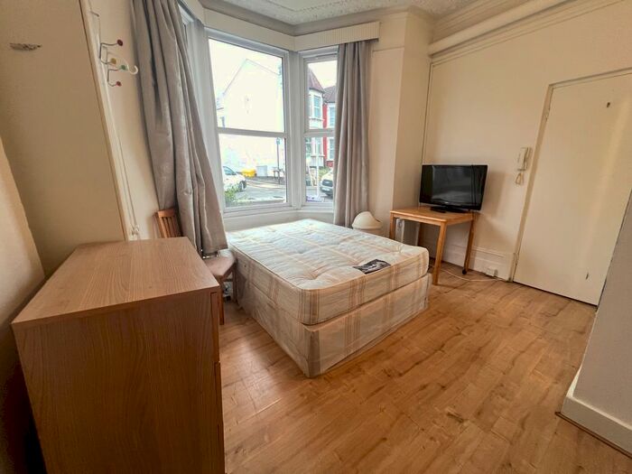 Studio To Rent In Wightman Road, London, N8