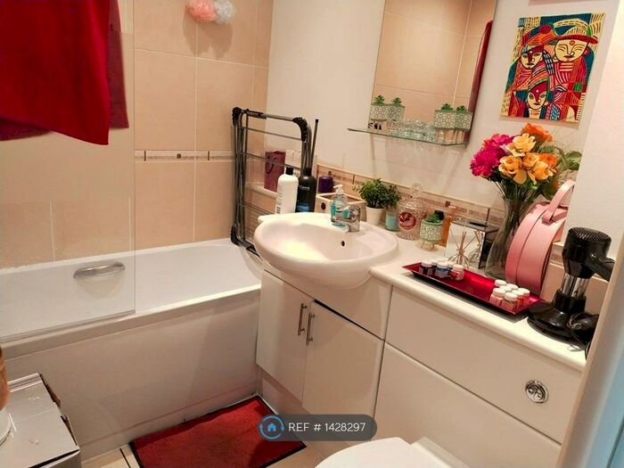 2 Bedroom Flat To Rent In Berberis House, Feltham, TW13