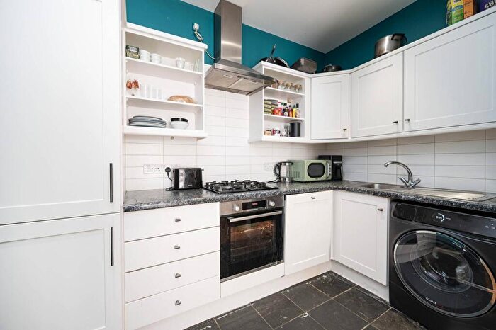 2 Bedroom Flat For Sale In White Horse Lane, Stepney, London, E1