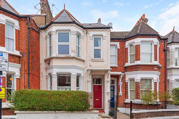 2 Bedroom Flat For Sale In Jedburgh Street, Clapham Common, SW11