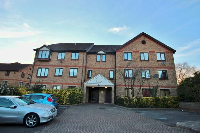 2 Bedroom Flat To Rent In Deanery Close, London, N2