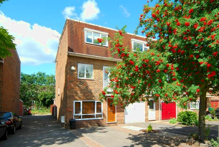 4 Bedroom Property To Rent In Almond Avenue, Ealing, London, W5