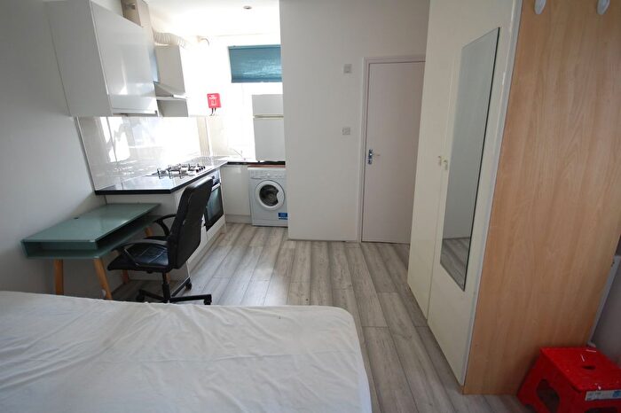 Studio To Rent In Chiswick High Road, London, W4