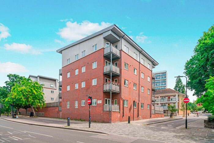 3 Bedroom Flat For Sale In Bradstock Road, San House, E9