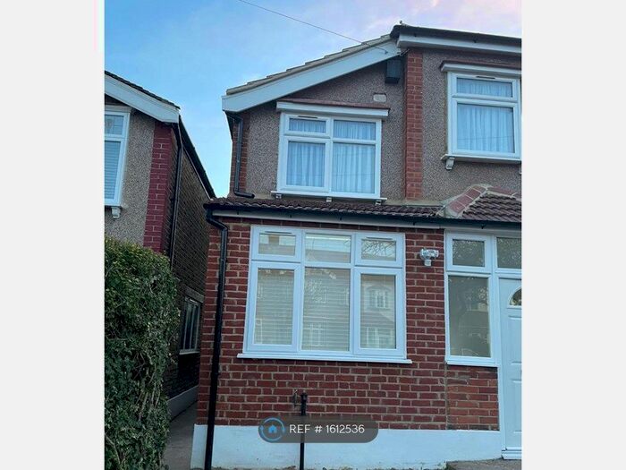 Studio To Rent In Roy Gardens, Ilford, IG2