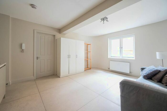 1 Bedroom Flat To Rent In Brixton Road, Brixton, London, SW9