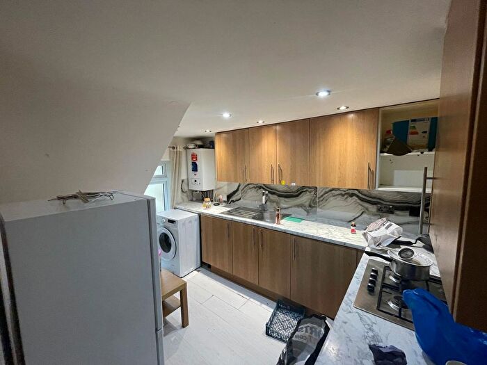 2 Bedroom Flat To Rent In King Street, Southall, UB2