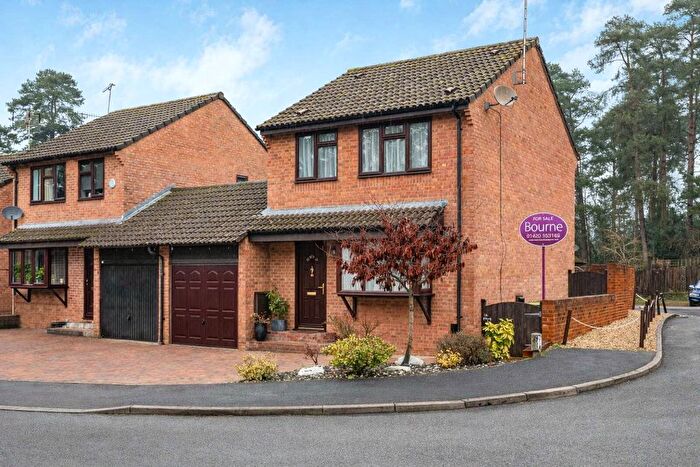 3 Bedroom Link Detached House For Sale In Woodpecker Close, Bordon, Hampshire, GU35