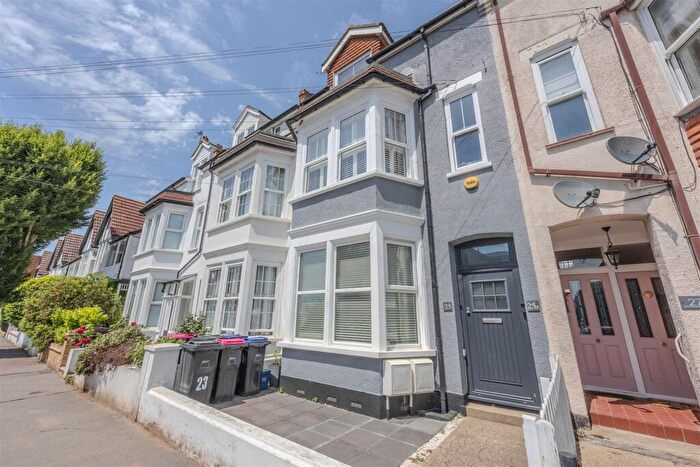2 Bedroom Flat To Rent In Victor Drive, Leigh-On-Sea, SS9