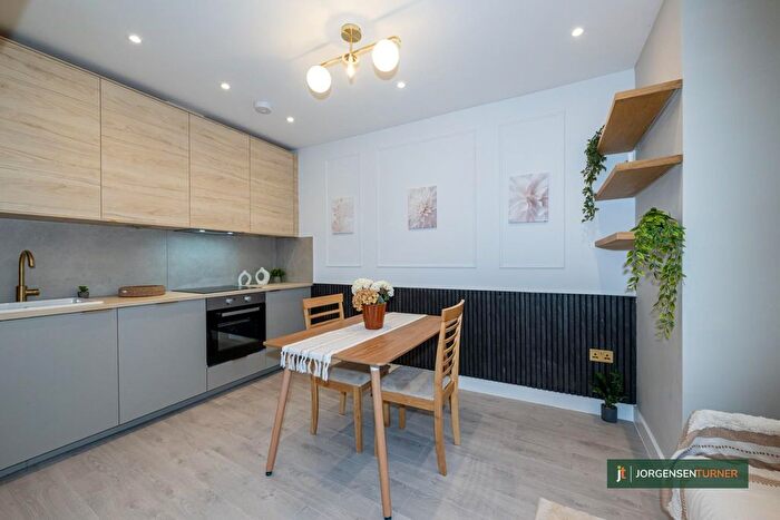 2 Bedroom Flat To Rent In Ellingham Road, Shepherds Bush, W12