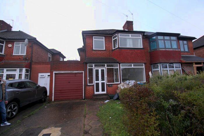 3 Bedroom Semi-Detached House To Rent In London, London, NW9