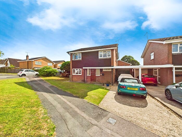 4 Bedroom Detached House For Sale In Oaks Close, Horsham, RH12